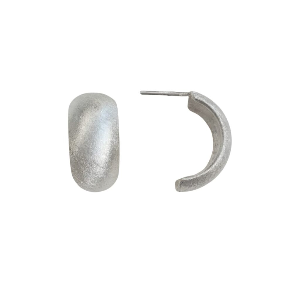 Brinco meia argola abaulada fosca prata 950