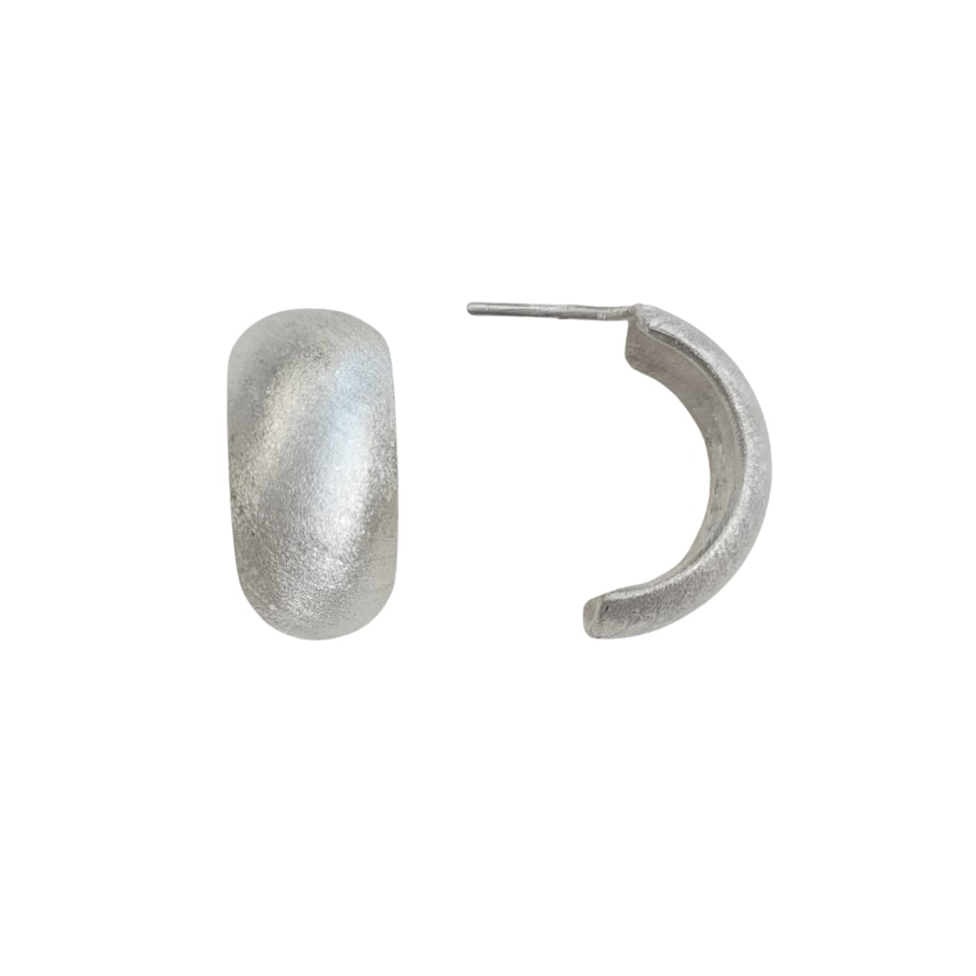 Brinco meia argola abaulada fosca prata 950