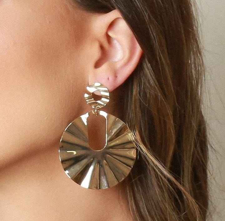 Brinco círculos ondulados banho ouro 18k - Imagem 2