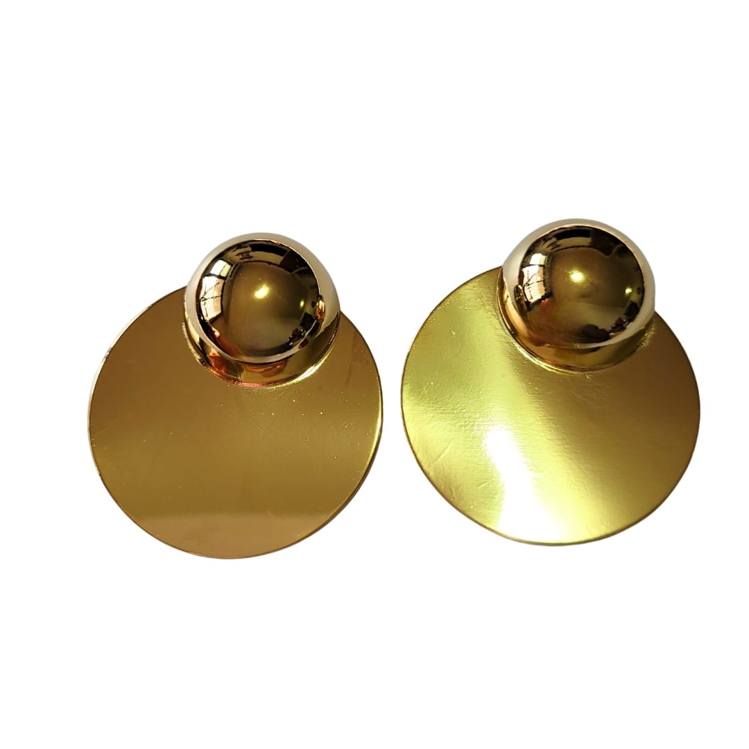 Brinco chapa círculo com meia esfera banho ouro 18k