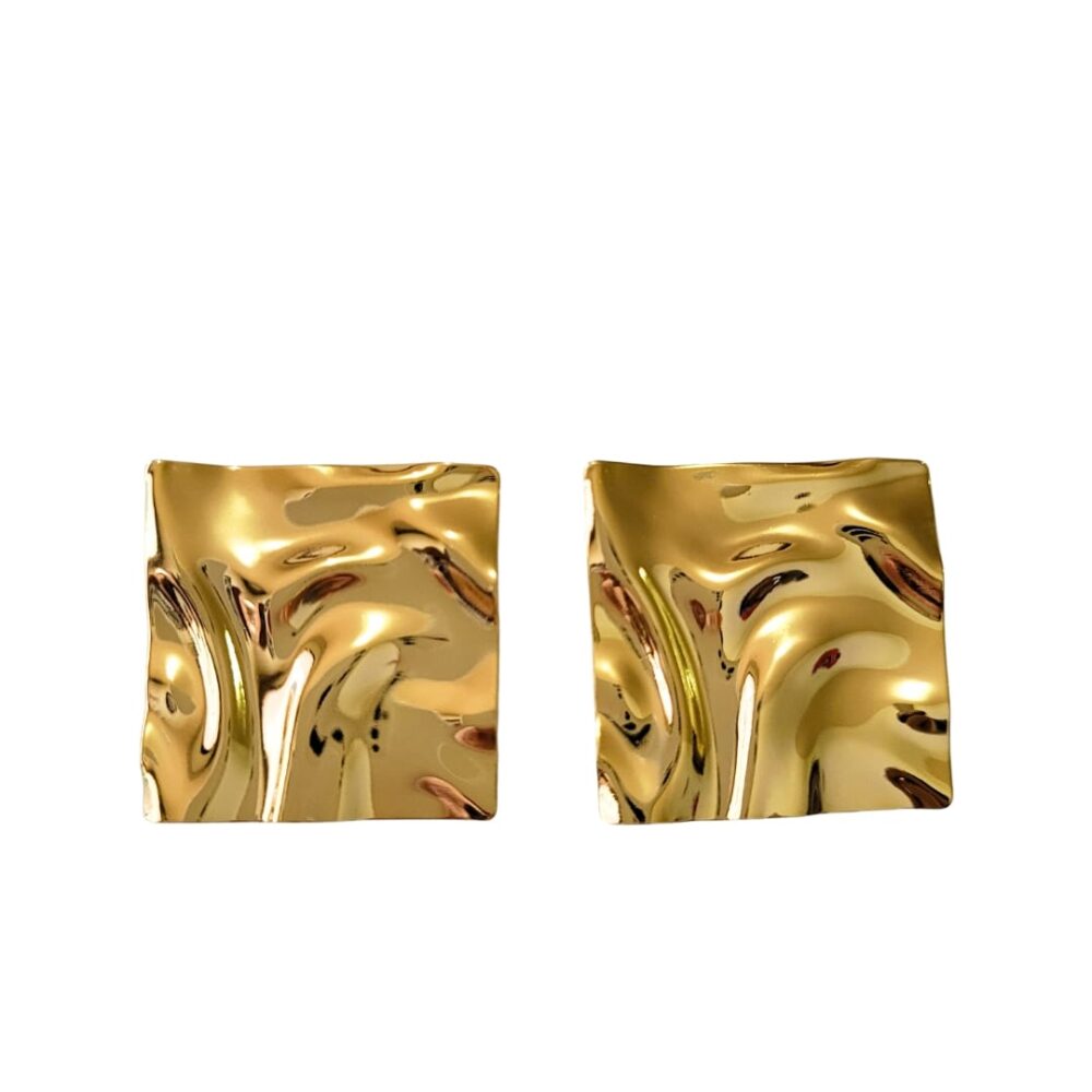 Brinco chapa quadrado martelado banho ouro 18k