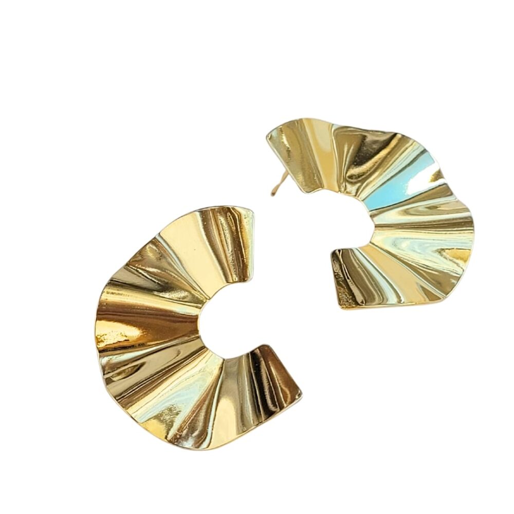 Brinco meia-lua ondulado banho ouro 18k