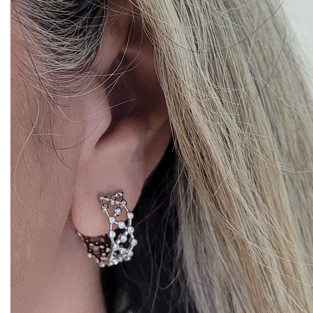 Brinco argola rendada cravejada micro zircônias cristal banho ródio - Imagem 2