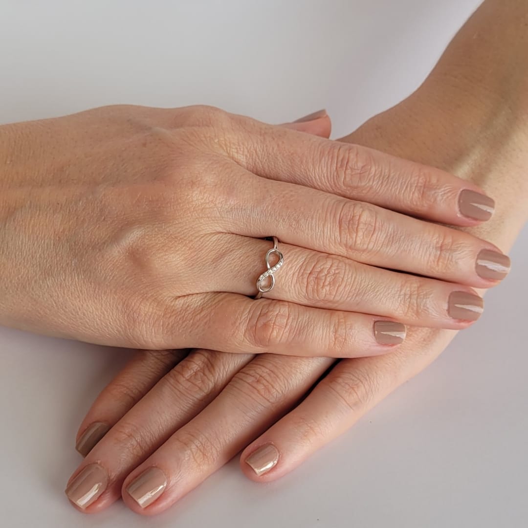 Anel infinito cravejado micro zircônias cor cristal prata 925 - Imagem 3