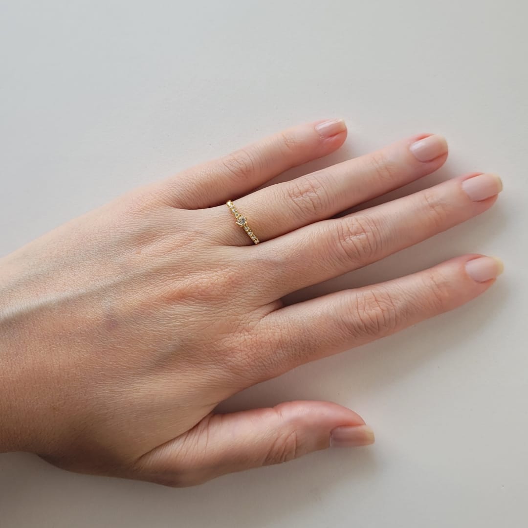 Anel zirconia cristal central com lateral cravejada zircônias cristal banho ouro 18k - Imagem 2